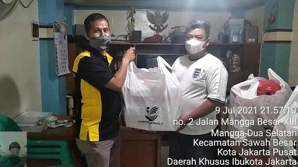 Penyerahan Makan Siap Santap Kepada Kelli Pramono, ketua RW 01 Mangga Dua Selatan, Jakbar