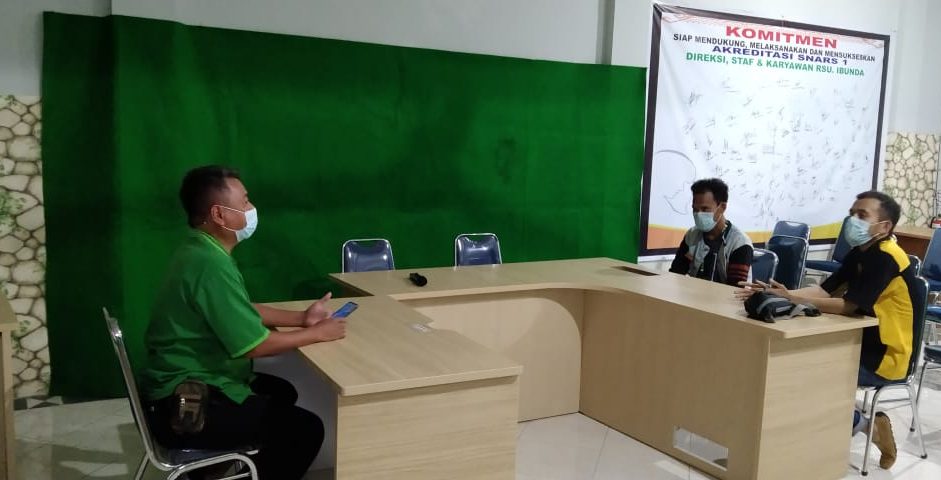 Rekan Indonesia Saat Mendampingi Keluarga Pasien Di RS Swasta Kota Serang