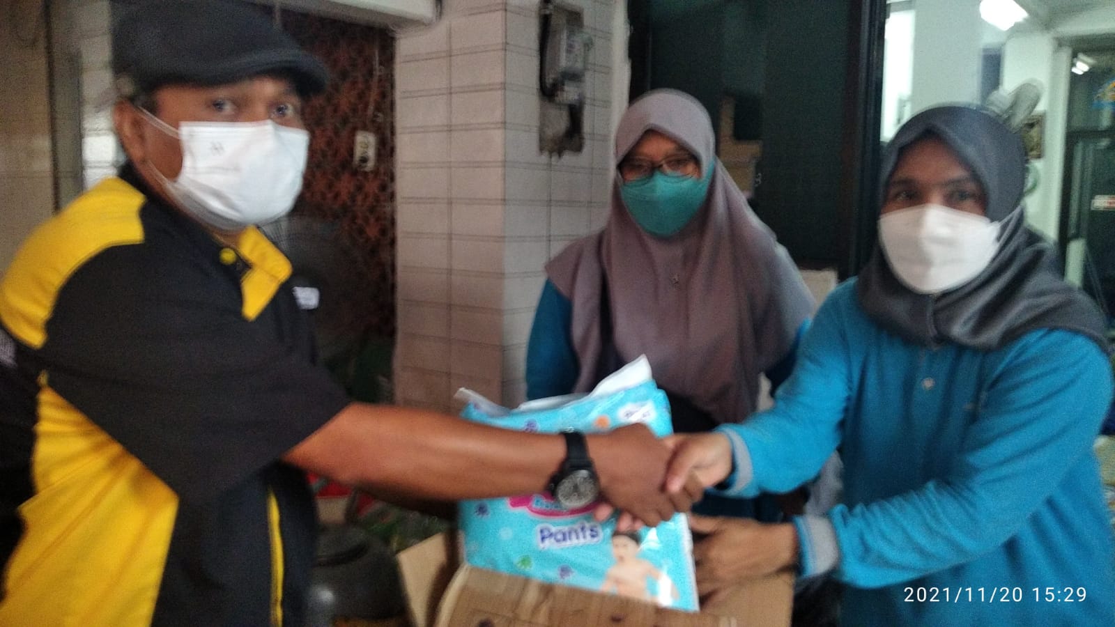 Andi Wijaya, Seknas Rekan Indonesia Saat Memberikan Bantuan Di Lokasi Kebakaran Koja Jakut